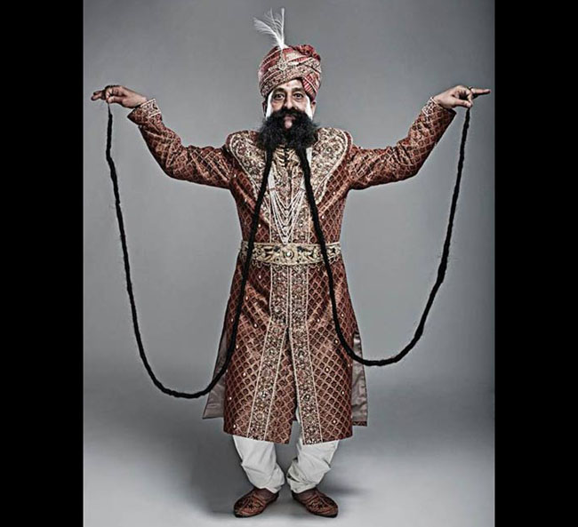 Người đàn ông 58 tuổi đến từ Ấn Độ, Ram Singh Chauhan đã nuôi ria mép từ năm 1970 và ngày 11/6/2013 vừa được ghi vào sách kỉ lục Guinness thế giới có bộ ria mép dài nhất hành tinh còn sống: 4,30 mét.